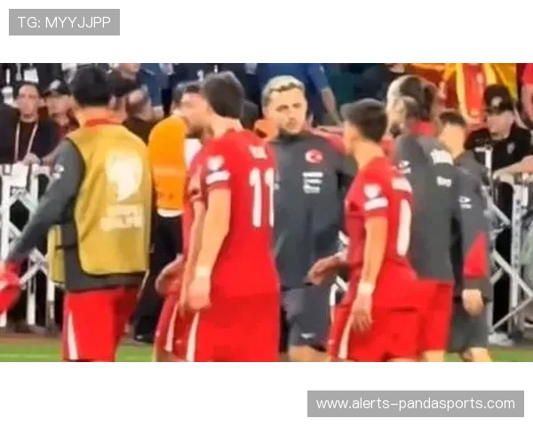 足球明星情绪崩溃瞬间：赛场上的压力与发泄反应揭秘
